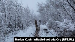 Украінскі вайсковец у Луганскай вобласьці, паблізу ад акупаванай Расеяй тэрыторыі. Сьнежань 2021