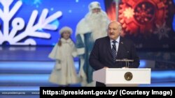 Навагодняе сьвята ў межах акцыі «Нашы дзеці» ў Палацы Рэспублікі 28 сьнежня 2023. Фота з сайту Аляксандра Лукашэнкі 