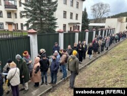 Чэргі на выбарчы ўчастак, які зладзілі ў амбасадзе