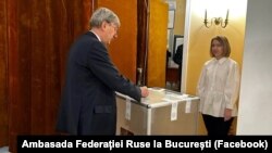 Пасол Расеі ў Румыніі Валерый Кузьмін галасуе на выбарчым участку ў Бухарэсьце на прэзыдэнцкіх выбарах у Расеі 2024 году