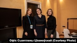 Сьвятлана Ціханоўская (у цэнтры), віцэ-прэзыдэнтка па сувязях з урадамі Youtube Лесьлі Мілер (зьлева) і віцэ-прэзыдэнтка Google па сувязях з урадамі і публічнай палітыцы Анэт Кробэр-Рыель (справа)