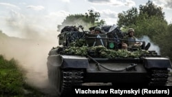 Украінскія жаўнеры і тэхніка ў Сумскай вобласьці, недалёка ад мяжы з Расеяй. 11 жніўня 2024 г. Фота REUTERS