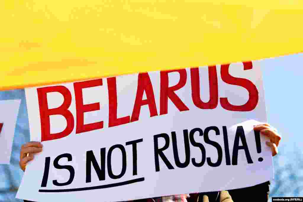 &laquo;Беларусь не Расея&raquo; &mdash; асноўны лёзунг акцыі. Гэта зьвязана са словамі прэзыдэнта Літвы Наўседы: &laquo;Няма падстаў вызначаць розныя прававыя нормы для грамадзян дзьвюх дзяржаў-агрэсараў, і прапануе прымяняць аднолькавыя абмежавальныя захады да грамадзян абедзьвюх дзяржаў&raquo;.
