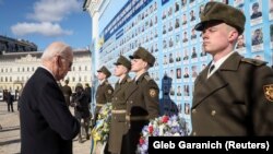 Прэзыдэнт ЗША Джо Байдэн наведаў Мэмарыял памяці на Міхайлаўскай плошчы ў Кіеве. 20 лютага 2023 году