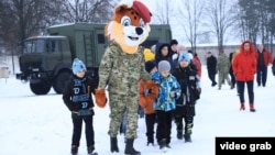 Украінскія дзеці ў Беларусі ў вайсковай частцы 3214. Фота: МУС Беларусі 