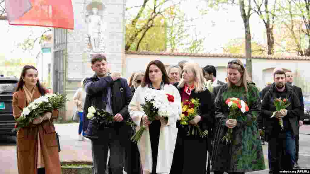 Сьвятлана Ціханоўская з дыпляматамі нясуць кветкі да помніка &laquo;Маці Чарнобыля&raquo; ў Вільні. 26 красавіка 1986 году выбухнуў чацьвёрты блёк чарнобыльскага рэактара. Аварыя на Чарнобыльскай АЭС лічыцца самай вялікай тэхнагеннай катастрофай XX стагодзьдзя.