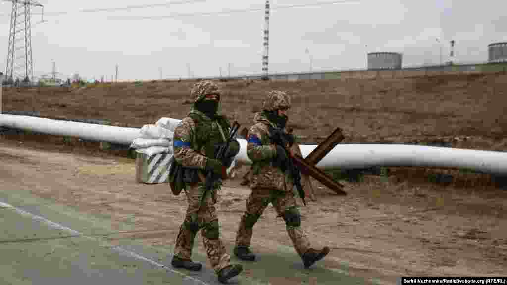 Што чакае сапраўдных дывэрсантаў, прадэманстравалі нацгвардзейцы. Яны разам зь міліцыяй трымаюць узмоцненую ахову ўсіх блёкпастоў&nbsp;