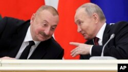 Rusiya prezidenti Vladimir Putin və Azərbaycan prezidenti İlham Əliyev Kremldə Baykal-Amur magistralının (BAM) tikintisinin 50 illiyi münasibətilə dəmir yolu sənayesi veteranları və işçiləri ilə görüşdə.