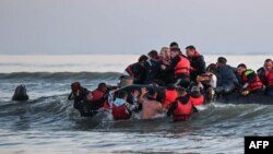 Ілюстрацыйнае фота. Мігранты ў моры непадалёк ад паўночнага францускага горада Гравэлін, 11 ліпеня 2022 