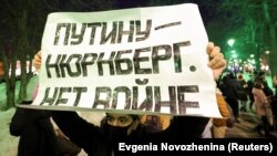 Пратэсты супраць вайны на гадавіну расейскага поўнамаштабнага ўварваньня ва Ўкраіну. Масква, 24 лютага 2023