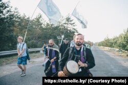 Манахі б’юць у барабан і танцуюць у баранавіцкай пілігрымцы, фота апублікавана ў 2019 годзе