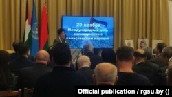 Падчас вечарыны ў гонар Дня салідарнасьці з народам Палестыны. Справа на фота — партрэты Аляксандра Лукашэнкі, Махмуда Абаса і Ясіра Арафата. Фота: філіял Расейскага дзяржаўнага сацыяльнага ўнівэрсытэту ў Менску