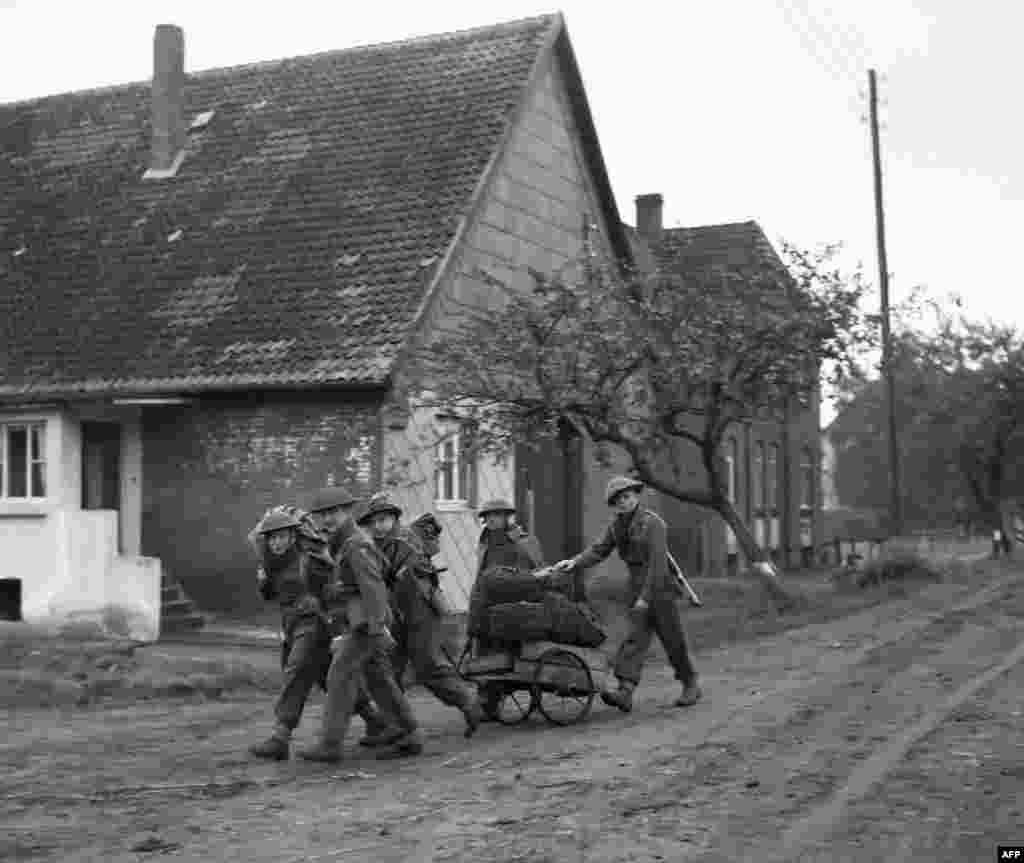 Брытанскія жаўнеры падчас вучэньняў NATO ў кантраляваным Вялікай Брытаніяй сэктары Нямеччыны ў верасьні 1951. На фоне росту напружанасьці ў стасунках са сталінскім Савецкім Саюзам краіны &ndash; удзельніцы NATO заявілі, што напад на аднаго сябра будзе разглядацца як напад на ўсіх. Гэтае палажэньне ўвайшло ў ключавы разьдзел дамовы NATO, вядомы як артыкул 5.