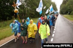 Дождж, вецер, холад — сёлетняе выпрабаваньне для пілігрымаў