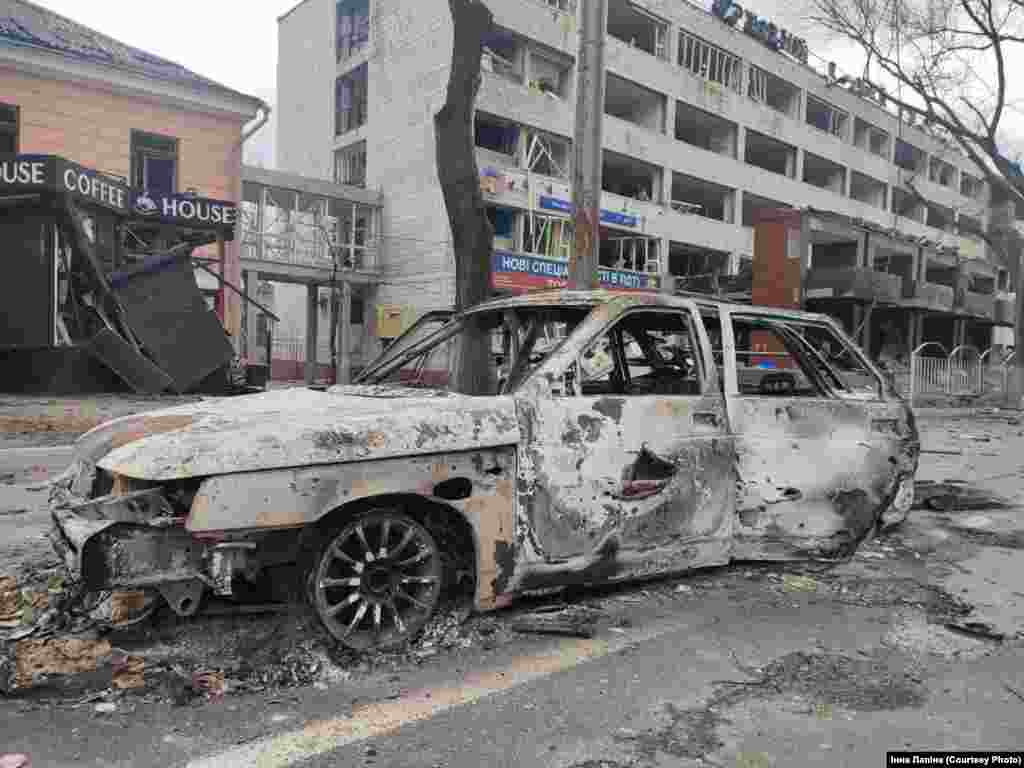 Марыюпаль пасьля ракетных абстрэлаў расейскай авіяцыяй. Фота 9-10 сакавіка 2022 г.