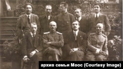 Першы ўрад БНР 25 сакавіка 1918 году, Менск. Фота пасьля падпісаньня Статутнай граматы. Народны сакратарыят Алесь Бурбіс, Ян Серада, Язэп Варонка, Васіль Захарка, стаяць Аркадзь Смоліч, Пётра Крэчэўскі, Кастусь Езавітаў, Антон Аўсянік