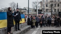 Сьвятлана Ціханоўская разам з палітыкам Гунарам Гёкмаркам падчас выступу на акцыі ў Стакгольме, Швэцыя. 5 сьнежня 2022 году