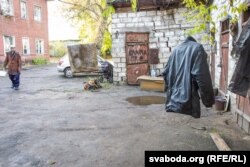 Пасьля дажджу вада з вуліцы сьцякае ў падʼезд. У ЖРЭА Свабодзе паабяцалі разабрацца з гэтым пытаньнем