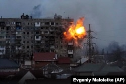 Жылы дом у Марыюпалі пасьля абстрэлу расейскіх вайскоўцаў, 11 сакавіка 2022 году. Фота Яўгена Малалеткі