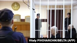 Алесь Бяляцкі і Валянцін Стэфановіч у судзе. Менск, 5 студзеня 2023 году