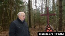 Ян Дзяржаўцаў ля масавых пахаваньняў людзей пад Віцебскам. 12 лістапада 2014 года. 