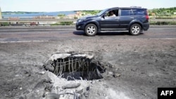 Кратэр на Антонаўскім мосьце ў Херсоне пасьля першага абстрэлу, 21 ліпеня 2022