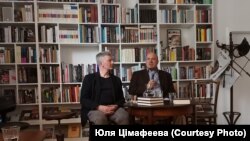 Выкладчык ідышу Карлавага ўнівэрсытэту ў Празе Пэтр Ян Вінс і ўкладальнік Сяргей Шупа