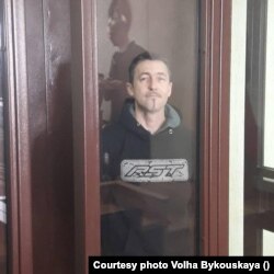 Вітольд з бародкай падчас суду