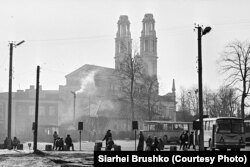 Беларусь у пачатку 1990-х гадоў. Касьцёл Сьвятога Міхала Арханёла ў Ашмянах. Фота Сяргея Брушко