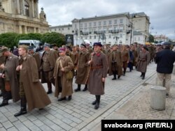 Так маглі выглядалць калёны польскіх ваеннапалонных у верасьні 1939-га, якія пазьней апынуліся ў Катыні. Гістарычная рэканструкцыя 2021 года ў Варшаве.