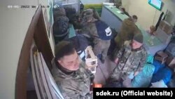 Скрыншот з камэры відэаназіраньня: расейскія салдаты адпраўляюць пасылкі. Красавік, 2022