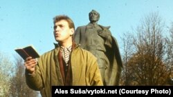 Анатоль Сыс на «Дзядах» у сквэры Янкі Купалы ў Менску 1 лістапада 1987