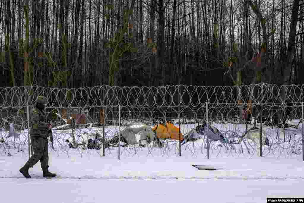 А вось так цяпер выглядае закінуты лягер мігрантаў на беларускім баку мяжы.&nbsp;У лягеры, арганізаваным беларускімі ўладамі ў гандлёва-лягістычным цэнтры &laquo;Брузгі&raquo;, працягваюць знаходзіцца больш за 700 мігрантаў, паводле&nbsp;падлікаў&nbsp;Беларускага Чырвонага Крыжа.