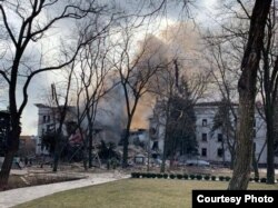 Драматычны тэатар у Марыюпалі пасьля скіданьня бомбы 16 сакавіка