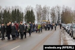 Каля царквы ў вёсцы Шашкі, дзе пахаваюць настаўніцу, сабраўся картэж з больш як 50 машын