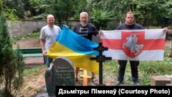 Леанід Сьмірноў, Дзьмітры Піменаў, Янка Дзяшук ля магілы Барыса Кіта і Тамары Казевіч. Вісбадэн, 27 ліпеня 2022 