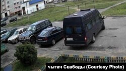 Мікрааўтобус сілавікоў ля дома Андрэя і Вольгі Павукоў у Акцябрскім Гомельскай вобласьці. 26 траўня 2022 