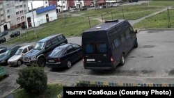 Мікрааўтобус сілавікоў каля дому Андрэя і Вольгі Павукоў у пасёлку Акцябрскі Гомельскай вобласьці