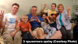 Журналіст Свабоды Алег Грузьдзіловіч зь сям'ёй.