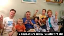 Журналіст Алег Грузьдзіловіч зь сям'ёй. Архіўнае фота. Гэтым разам жонку, сына і ўнукаў Алег пабачыў праз шкло пакою для спатканьняў магілёўскай турмы