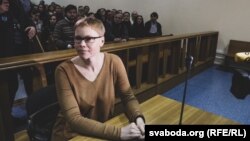 Марына Золатава на лаве падсудных у першы дзень працэсу.