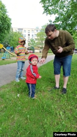 Андрэй Кузьнечык зь дзецьмі, архіўнае фота