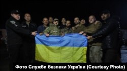 Украінскія вайскоўцы, вернутыя з палону пры абмене на мяжы Ўкраіны зь Беларусьсю ў верасьні 2022.