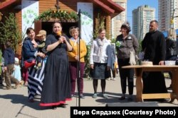 Вера Сярдзюк (зь мікрафонам) выступае падчас фэстывалю хрысьціянских культур «Траецкi фэст», 2017 год