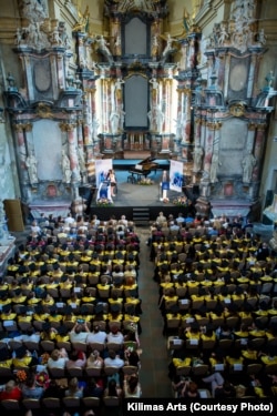 Урачыстая цырымонія ўручэньня дыплёмаў выпускнікам ЭГУ, царква сьвятой Кацярыны, Вільня, 2016