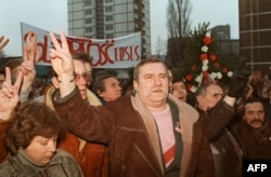 Лех Валэнса на дэманстрацыі рабочых. Гданьск, 1988 год