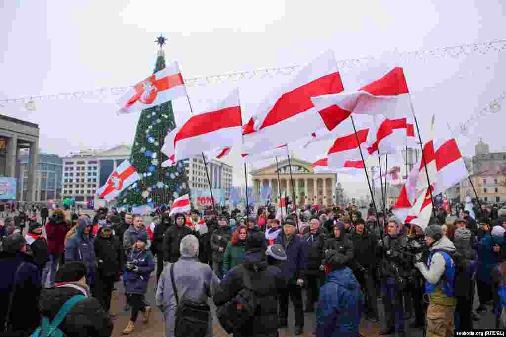 У мітынгу, які пачаўся ў 14.00 і праходзіў на працягу дзьвюх гадзінаў ля прыступак Палацу Рэспублікі, удзельнічала каля 200 чалавек, гэта прыкладна ў пяць разоў менш, чым сабрала аналягічная акцыя пратэсту напярэдадні вечарам.