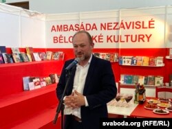 Адкрыцьцё стэнду Амбасады беларускай незалежнай культуры. Выступае дырэктар кірмашу Svět knihy Praha 2021 Радаван Аўэр.