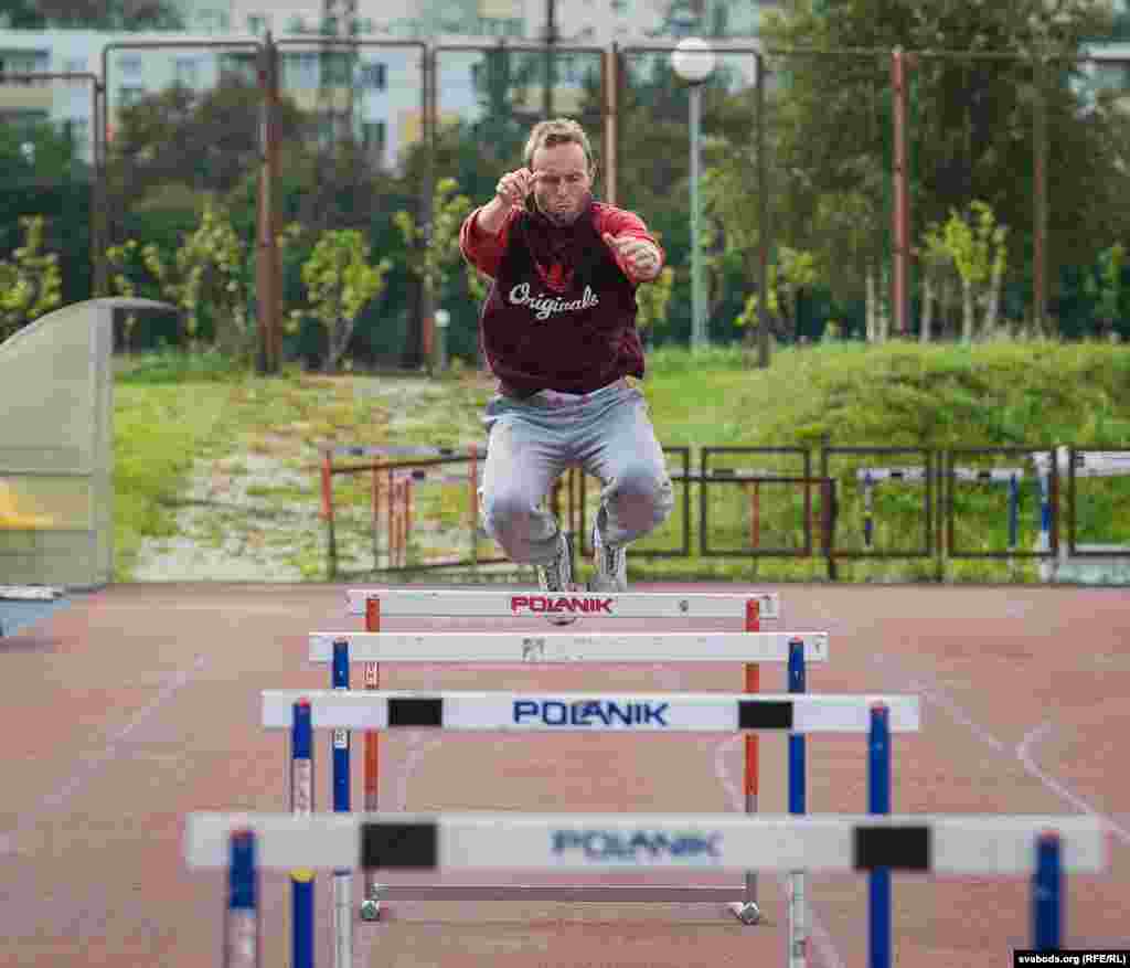 У паралімпійскім руху займаўся лыжнымі гонкамі, лёгкай атлетыкай, кіданьнем дзіды, скачкамі ў даўжыню і трайным скачком.