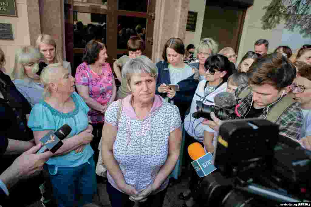 Адна зь лідэрак руху Тацьцяна Канеўская з Гомлю адказвае на пытаньні журналістаў пасьля стустрэчы ў адміністрацыі Лукашэнкі